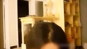 La presentadora famosa de Internet, la hermana Tiechui, estaba charlando y teniendo sexo con su cuñado en el sofá. Finalmente, no pudo controlarlo y eyaculó un poco. Comenzaron a discutir y la belleza dijo: Voy a follar. tú. Si ya no puedes controlarlo, ¡no lo dejes entrar!