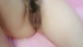 2 人の若い女性が素晴らしい 4P をし、2 つの小さな猫をファックします。非常に多くのトリックがあり、彼らはうめき声を上げ続けます