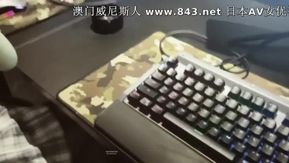 Группа благотворительных девушек «Граффити Широ» смело разоблачала и демонстрировала различные секс-игрушки между Лили и друг другом в оживленном интернет-кафе.