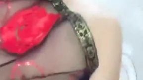 胸とマンコが漏れ出るシースルーのセックス衣装を着た極太毛深いマンコの若い女性キャスターの携帯生放送をお見逃しなく。