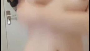 Huajiao のセクシーな女神アンカー <Meng Lu Lu> は、服を一枚一枚脱いで、ご褒美のためにオナニーを披露します。彼女は美しい胸とマンダリンのセリフを持っています。
