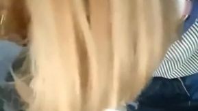 美人キャスターがネットカフェで19歳女子大生を誘惑 下着も履かずに内股に手を当てて触る 震える手を止めて。