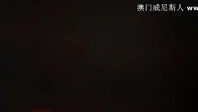 家庭小旅馆房间传来刺激的呻吟透过猫眼一看纹身大哥和大奶