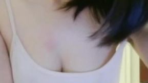 ピンク色の美しい胸を持つ若い女性が胸を揉んでミルクを絞ります。