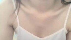 Assistir uma garota bonita, esbelta e rosada se masturbando, se despindo, close de sua boceta macia esfregando o clitóris com os dedos É muito tentador.