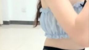 [Se filtró presentadora china] Espectáculo de tentación de una chica con el coño sin pelo, figura esbelta y piernas largas. Sexys medias negras, tacones altos, culo levantado, mirándose el coño a través de las medias. él.