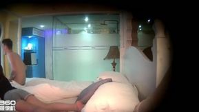 Una belleza universitaria sexy y elegante en minifalda fue follada tres veces en un hotel por su lujurioso novio en varias posiciones difíciles. Sus hermosas nalgas fueron penetradas con fuerza por detrás, ¡y estaba tan tierna y hermosa!