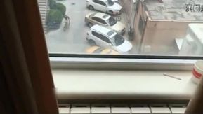 J'ai fait l'amour avec ma prof de lycée dans un hôtel de Qingdao. Elle avait des seins délicats et doux. Je ne m'attendais pas à ce que je sois douée pour manger des bites et lécher les couilles. Je l'ai baisée deux fois, j'ai éjaculé sur son visage et je l'ai forcée. le lécher proprement - Partie 1