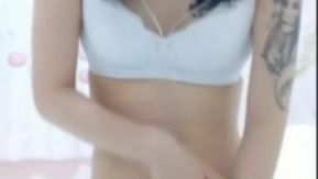 純朴な初恋顔、大きな瞳、優しい笑顔の可愛い女の子と黒ストッキングを履いたメイドが触り合いセックスを披露！