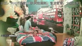 Un jeune couple s'enregistre dans une chambre d'hôtel et fait l'amour dans un hôtel de style européen. La fille à lunettes a l'air très obscène en mangeant de la bite.