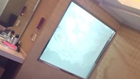 中年富商老板约啪出轨人妻少妇情人大叔是位老司机猛抠BB清脆水声咕叽咕叽响骚货欲仙欲死的叫唤玩够再操