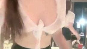 A deusa infantil foi ao mar [Big Strawberry Baby] para ficar com a amiga. Ela exibiu seu sexo incrível. Os dois grandes coelhos brancos atraíram toda a atenção.