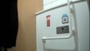 縞模様の服を着たマン毛の美少女がショッピングモールのトイレにしゃがみ、うっかり下着を汚してしまう映像が外部サイトから流出。