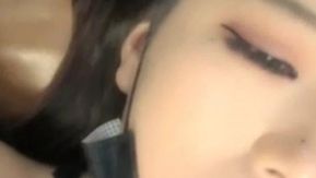 Une jolie fille se masturbe dans une résille sexy, expose ses fesses et utilise des accessoires pour le sexe oral. Elle suce sur la table en chevauchant et en poussant. Si vous aimez ça, ne le manquez pas.