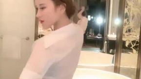 Une grosse fille aux fraises avec une belle apparence et de gros seins blancs sexy ouvre la baignoire aux bas noirs et fait du sexe oral à son amie sexuelle