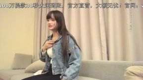 デニムジャケットを着たかわいい女の子がオーラルセックス後に喘ぐ