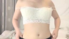[中文主播外流] 高顏值短髮萌妹子短裙小尺度誘惑 身上抹乳液慢慢脫掉擺弄各種姿勢非常誘人 很是誘惑不要錯過