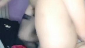 Les deux jeunes filles ont passé tellement de bons moments ensemble qu'elles ont dû porter des bandeaux en soie noire pour se masturber ensuite.