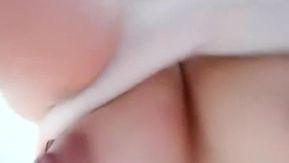 18歲生完小孩出來賺奶粉錢了