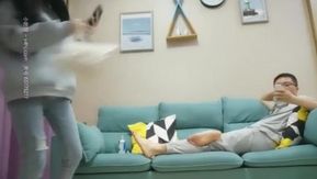 [Restauration de la qualité d'image AI] Une fille mince avec des tatouages ​​s'assoit sur son corps, touche sa chatte et lèche ses seins, haletant à plusieurs reprises
