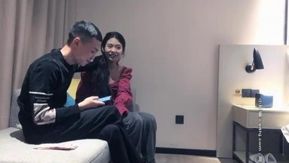 甜美的紅裙妹子，近距離拍攝沙發猛乾
