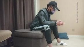 Un chico de Macao citó a una chica con una celebridad de Internet en un hotel para brindarle servicio puerta a puerta. Ella se puso medias negras y tuvo sexo en el sofá.