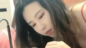 爱鸡的白白丰满身材，帮男的拔屌毛