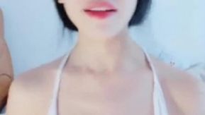 [中国のアンカーが流出] 赤い唇をした容姿の良い女の子が、ベッドの上で黒い道具を使ってオナニーしています。それが好きなら、やめてください。それを逃す。