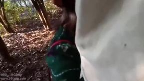 被阿姨拉着到山上，脱掉裤子就含住我的大鸡巴这口活不得不赞，真的是太爽了，仔细听对白！