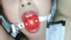 La cuñada infiel estaba atada y jugaba con ella, se puso una pelota y era muy coqueta. Se frotó los pechos y se folló el coño con una gran polla, y sus gemidos lujuriosos eran estimulantes.