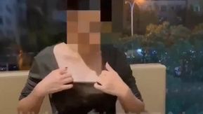 巨乳ビッチのウェイ・チンは屋外スーパーで食事中に大きな胸を露出し、家に帰るとひどく修復されました。
