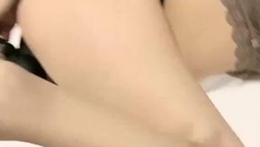 A linda garota com a melhor figura [Honey Girl] faz sexo apaixonado com sua amiga sexual no hotel A garota com a melhor bucetinha, linda bucetinha e lindos seios é violentamente penetrada e cremosa.