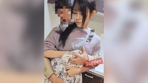 FC2PPV 4355615 [個人] *僅限1980年3月pt *為了追討從小長大的漂亮妻子的債務，我偽裝成快遞員闖入了她的家。她不顧丈夫的歸來，在廚房裡無情地玩弄自己的美腿和大陰蒂，將大量濃稠的精液釋放到陰道裡。