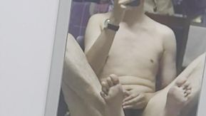 Étudiant à grosse bite se masturbe au bureau