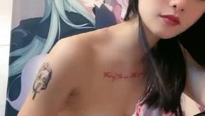 女仆装模特身材黑丝妹子，第一视角全裸自慰，毛毛很多，大阴唇蝴蝶逼