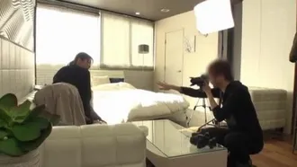 Progetto di verifica Nampa JAPAN! Cosa succede se mia moglie viene rimorchiata da un bel cameraman? Monitoraggio NTR Mentre il marito osserva il monitor, l'artista del rimorchiatore la chiama.