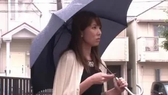 Yui Hatano, eine verheiratete Frau, die süchtig nach unter Drogen stehenden Garnelenmassagen ist