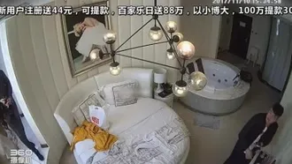 精品推荐-豪华套房偷拍极品性感美女嫩模拍摄写真时一随从看长得漂亮也用手机偷拍,还去搭讪有点想操的意思!1