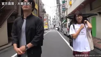 200GANA-2126 Davvero morbido, primo scatto. 1375 Una ragazza con gli occhiali appare davanti a me al pick-up di Shinjuku dopo una serie di sconfitte! Indossa una maglietta caratteristica con la scritta Slut Restraint, gambe nude che sporgono dalla minigonna e un ciondolo con la scritta Mi piace la tapioca.