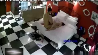 ホテルでセックスするカップルの盗撮ビデオ。ピンクのパンティーを履いた大学生が最初にマンコを舐められる。