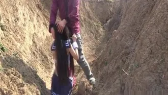 Extraits de vidéos d'autoportraits sans filigrane du continent : bas noirs et uniformes d'étudiants sur le terrain par temps froid - haute définition originale