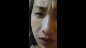 Klassisches Selbstporträt-Video vom chinesischen Festland einer jungen Frau mit einer guten Figur in Zhenjiang, die in einem Hotel einen sexy schwarzen Seidenpyjama und eine Steppdecke trägt
