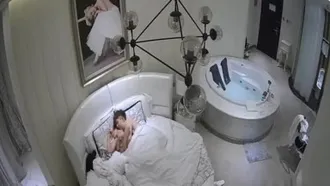 Le jeune couple a été filmé en secret dans la salle de bain blanche, en train de se faire baiser par terre tout en étant retenu et baisé. L'héroïne avait envie de faire l'amour à nouveau le matin.