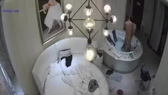 Der weiße Badewannenraum filmte heimlich den jungen Mann beim heftigen Sex in der Badewanne, und nachdem er fertig war, spielte die Gönnerin noch ein paar Minuten mit ihrem Handy.