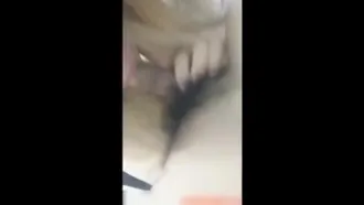 [Внутреннее видео] Ведущая в очках в черной оправе занимается сексом в прямом эфире.