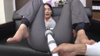 Suzu Honjo - Sexo proibido no escritório com uma senhora alta de escritório em um terninho que todo mundo olha para trás