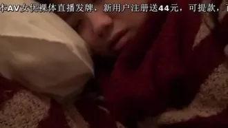 若い美女は初恋の人にフラれ、酔って眠ってしまった後、彼女の膣はとても太くてきつく、水で満たされていました。