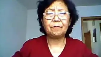 Бабушка с серьезным выражением лица и в очках.wmv