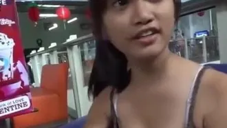 5689-Estrangeiros pegam lindas garotas loli no shopping de bolo de arroz nas Filipinas