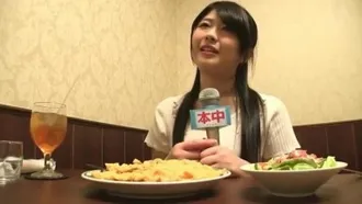 Ich interessiere mich wirklich für zeitraubendes Creampie ... also habe ich mich für das AV-Debüt einer lokalen Gourmet-Nachrichtensprecherin beworben, in der sie überall isst und abspritzt! ! Shiori Kosaka